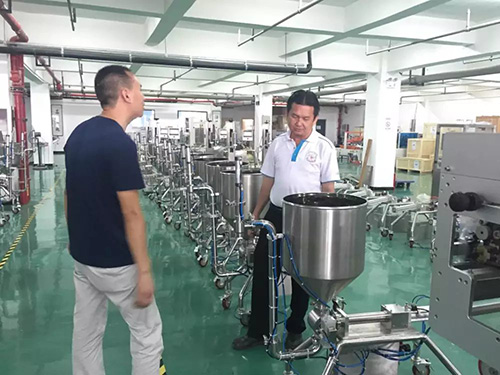 歡迎馬來(lái)西亞客戶參觀醬料包裝機(jī)生產(chǎn)現(xiàn)場(chǎng)(圖1)