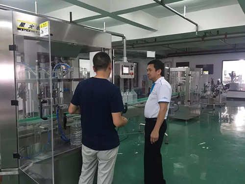 歡迎馬來(lái)西亞客戶參觀醬料包裝機(jī)生產(chǎn)現(xiàn)場(chǎng)(圖2)