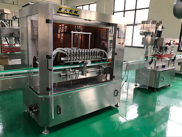 全自動(dòng)辣椒醬灌裝機(jī)設(shè)備幫助企業(yè)省人工(圖1)