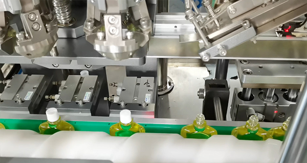 多品類兼容！自動灌裝旋蓋生產線成紅花油、風油精企業新選擇(圖1)